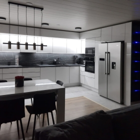 kit_white-gloss-acrylic